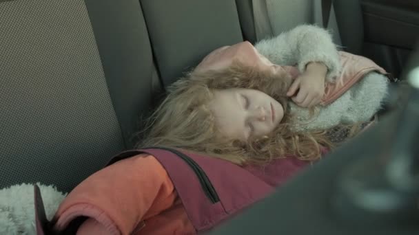 Das kleine Mädchen schlief im Auto auf der Rückbank — Stockvideo