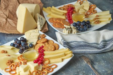 çilek ile bir plaka üzerinde peynir tabağı