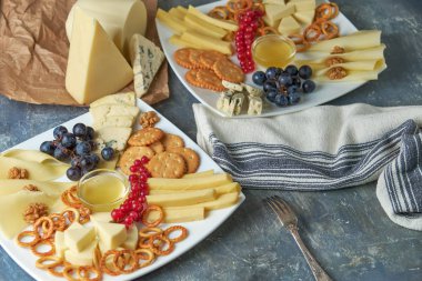 çilek ile bir plaka üzerinde peynir tabağı