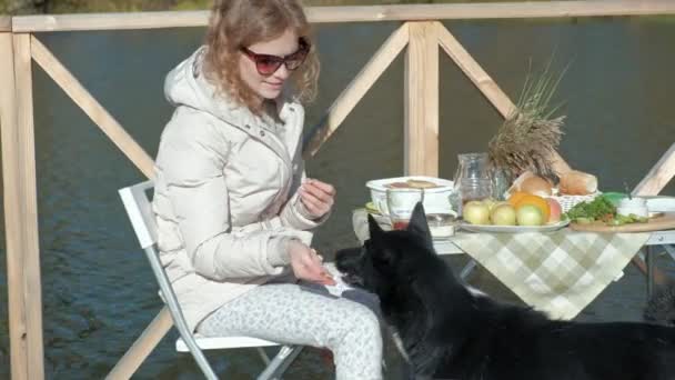 Junge Frau Mit Sonnenbrille Warmer Kleidung Sitzt Einem Tisch Trinkt — Stockvideo