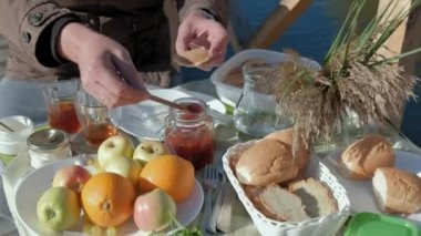 Mens eller reçel krep, piknik nehrin üzerinde bir ahşap köprü, hafta sonu, soğuk hava, kamp, Turizm tarafından koymak