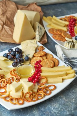 çilek ile bir plaka üzerinde peynir tabağı