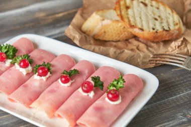 Jambon roll up peynir, sarımsak ve mayonez ile doldurulmuş