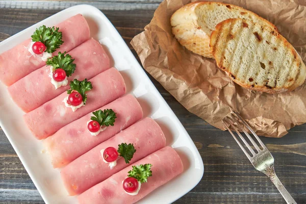 Jambon roll up peynir, sarımsak ve mayonez ile doldurulmuş