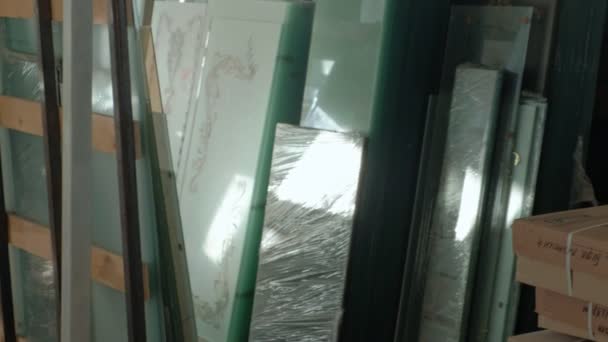 Armazém de espaços em branco de madeira. produção de portas interiores de madeira — Vídeo de Stock