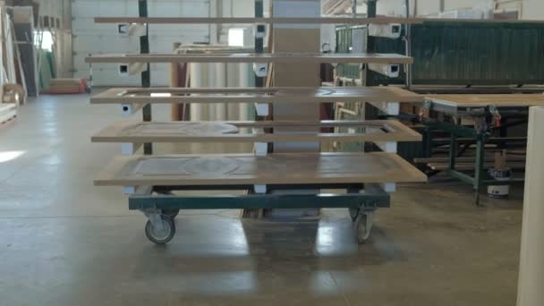 Armazém de espaços em branco de madeira. produção de portas interiores de madeira — Vídeo de Stock