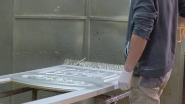 Dostum, işçi kapıyı boyar. İç kapılar ahşap imalatı