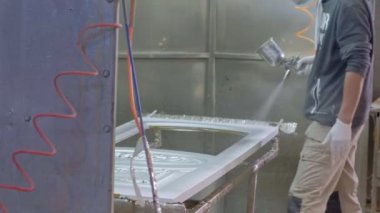 Dostum, işçi kapıyı boyar. İç kapılar ahşap imalatı