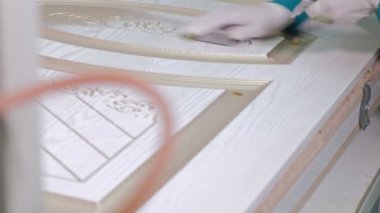 Dostum, işçi kapıları yaşlanma etkisi yapar. İç kapılar ahşap imalatı