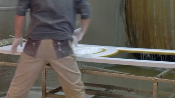 Mann, Arbeiter bemalt Tür. Herstellung von Innentüren aus Holz — Stockvideo
