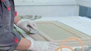 bir kadın, bir işçi, kapı yüzeyi tükürdü. İç kapılar ahşap imalatı