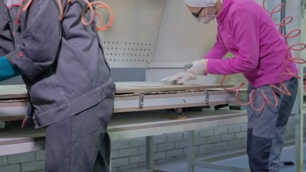 Kobieta, pracownik sprawia, że efekt starzenia się drzwi. Produkcja drzwi wewnętrznych z drewna — Wideo stockowe