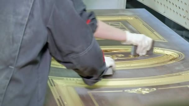 Frau macht der Arbeiter die Wirkung alternder Türen. Herstellung von Innentüren aus Holz — Stockvideo