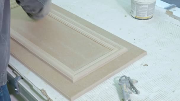 Una mujer, una trabajadora, escupió la superficie de la puerta. producción de puertas interiores de madera — Vídeos de Stock