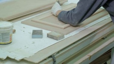 Erkek işçi için bir kapı ahşap boşluklar yapıştırma. İç kapılar ahşap imalatı