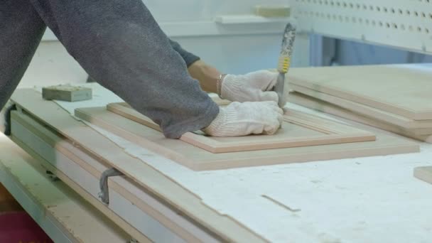 Trabajador masculino pegando espacios en blanco de madera para una puerta. producción de puertas interiores de madera — Vídeos de Stock