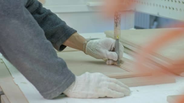 Trabajador masculino pegando espacios en blanco de madera para una puerta. producción de puertas interiores de madera — Vídeo de stock