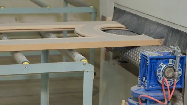 Proces broušení dřevěné dveře na machine.production interiérové dveře ze dřeva — Stock video