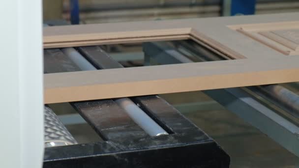 Proces broušení dřevěné dveře na machine.production interiérové dveře ze dřeva — Stock video