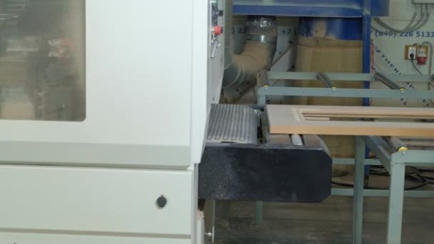El proceso de pulido de puertas de madera en la máquina.producción de puertas interiores de madera — Vídeos de Stock