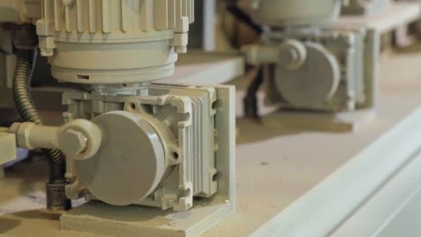 Schleifmaschine. Der Prozess des Schleifens von Holztüren auf der Maschine. Produktion von Innentüren aus Holz — Stockvideo