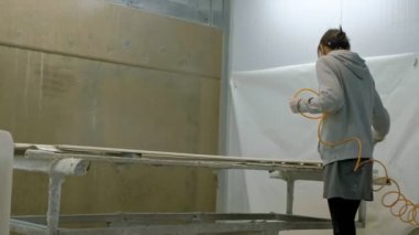 bir kadın, bir işçi, bir kapı yapmak için boş bir ahşap boyalar. Ahşap kapılar yapma süreci. İç kapılar ahşap imalatı