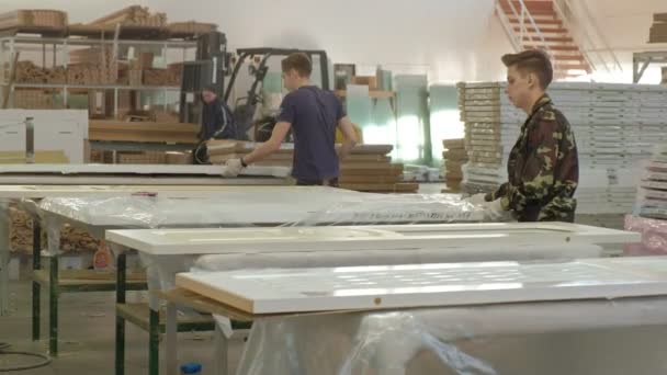 Verpakking van houten deur voor transportation.production van binnendeuren van hout — Stockvideo