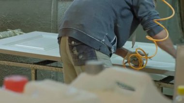 Dostum, işçi kapıyı boyar. İç kapılar ahşap imalatı