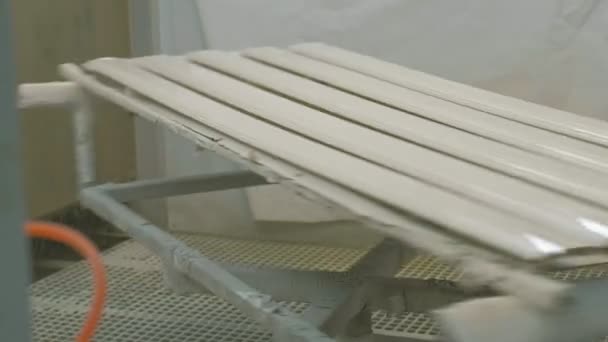 Verniciatura di grezzi di legno per la fabbricazione della porta. processo di produzione porta in legno. produzione di porte interne in legno — Video Stock