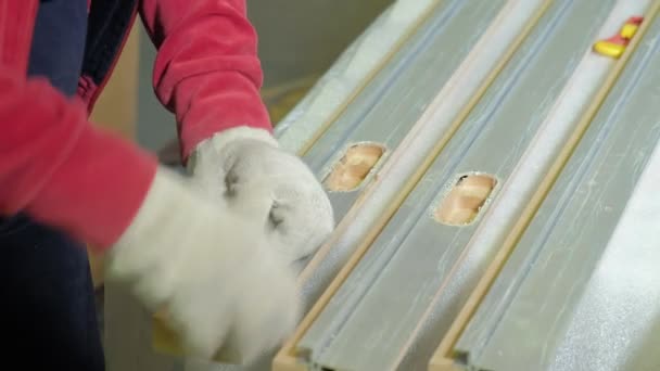 Verpakking van houten deur voor transportationwooden deur productie process.production van binnendeuren van hout — Stockvideo