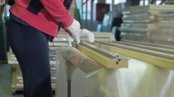 Ahşap kapı transportationwooden kapı imalat process.production, ahşap iç kapılar için ambalaj — Stok video