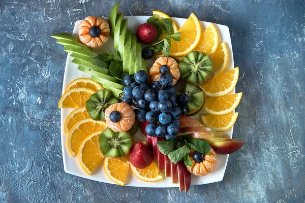 Fruit plate. Glass bank of lemonade with sliced citrus fruits on a buffet table — Stock Photo, Image