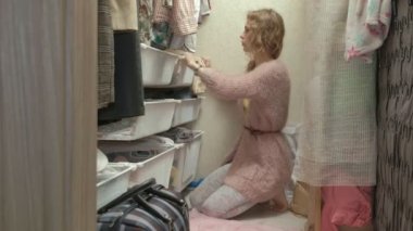 Güzel bir kız, Genç bir anne alır ve çocuk kıyafetleri soyunma odasina sepetler içinde pas geçiyor. amacıyla bir şeyler koyar