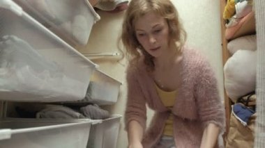 Güzel bir kız, Genç bir anne alır ve çocuk kıyafetleri soyunma odasina sepetler içinde pas geçiyor. amacıyla bir şeyler koyar