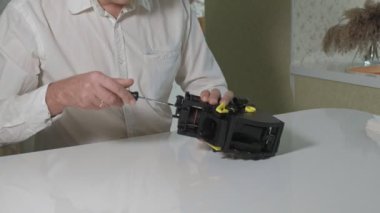 Bir adam bir kahve makinesi tamircisi kahve makineleri kahve hazırlama birimi onarma