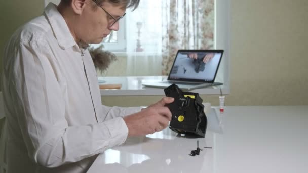 Un hombre está reparando una unidad de café de una máquina de café, taller de reparación de cafeteras — Vídeos de Stock