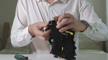 Bir adam bir kahve makinesi tamircisi kahve makineleri kahve hazırlama birimi onarma