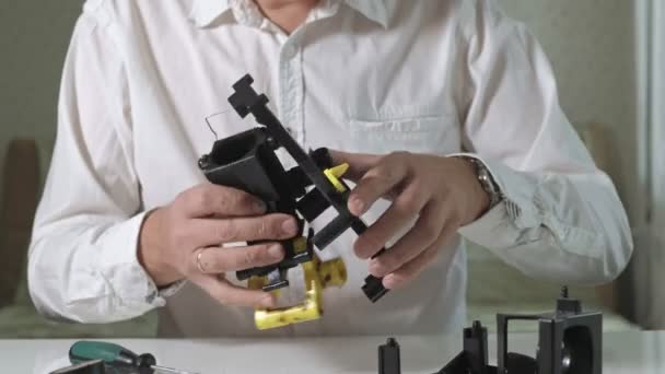 Ein Mann repariert eine Kaffeemaschine, Reparaturwerkstatt für Kaffeemaschinen — Stockvideo