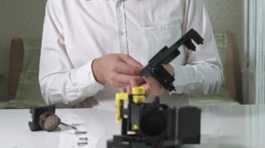 Bir adam bir kahve makinesi kahve makinesi, kahve makinesi tamircisi onarır