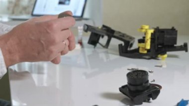 Bir adam bir kahve makinesi kahve makinesi, kahve makinesi tamircisi onarır