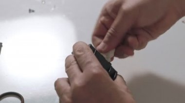 Bir adam bir kahve makinesi kahve makinesi, kahve makinesi tamircisi onarır