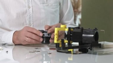 Bir adam bir kahve makinesi kahve makinesi, kahve makinesi tamircisi onarır