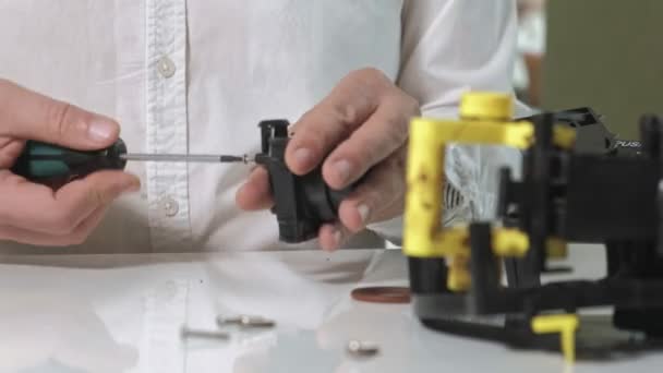 Een man repareert een koffie machine koffie machine, koffie-/ theevoorzieningen reparatiewerkplaats — Stockvideo