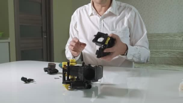 A man is repairing a coffee-making unit of a coffee machine, repair shop of coffee makers — Stock Video