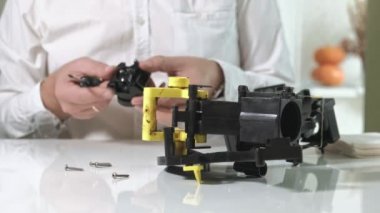 Bir adam bir kahve makinesi kahve makinesi, kahve makinesi tamircisi onarır