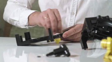 Bir adam bir kahve makinesi kahve makinesi, kahve makinesi tamircisi onarır