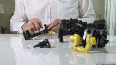 Bir adam bir kahve makinesi kahve makinesi, kahve makinesi tamircisi onarır