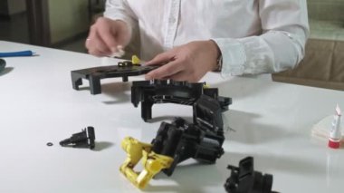 Bir adam bir kahve makinesi kahve makinesi, kahve makinesi tamircisi onarır