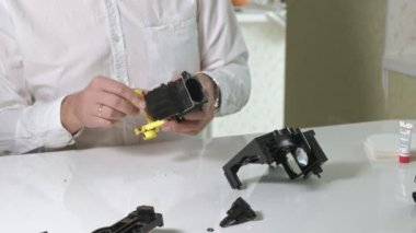 Bir adam bir kahve makinesi kahve makinesi, kahve makinesi tamircisi onarır