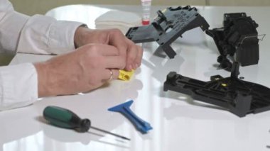 Bir adam bir kahve makinesi kahve makinesi, kahve makinesi tamircisi onarır